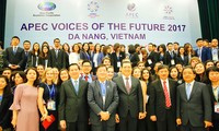 Anh Nguyễn Long Hải - Bí thư T.Ư Đoàn (hàng đầu, thứ 3 từ trái sang) cùng các đại biểu Diễn đàn Tiếng nói Tương lai APEC 2017. Ảnh: Hồng Vĩnh.