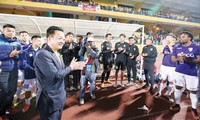 “Bầu Hiển” xuống sân chúc mừng các cầu thủ Hà Nội sau trận thắng Quảng Nam. Ảnh: VSI.
