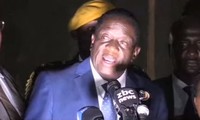 Ông Emmerson Mnangagwa đã trở về nước và có bài phát biểu đầu tiên tại trụ sở đảng cầm quyền Zanu-PF. Ảnh: The Guardian.