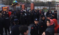 Phụ huynh trẻ em kéo đến cổng trường phản đối.