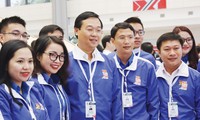 Anh Lê Quốc Phong với các đại biểu dự Đại hội. Ảnh: Hồng Vĩnh.