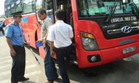 Thanh tra Sở Giao thông Vận tải TPHCM kiểm tra việc gắn hộp đen trên các xe khách tại bến xe Miền Đông. Ảnh: Huy Thịnh.