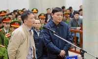 Bị cáo Trịnh Xuân Thanh (trái) và bị cáo Nguyễn Anh Minh (phải) trả lời câu hỏi của luật sư. Ảnh: TTXVN.