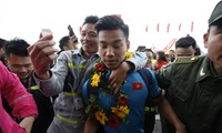 Cầu thủ Vũ Văn Thanh bị người hâm mộ vít cổ chụp tự sướng khi vừa từ thang máy bay xuống tại sân bay Nội Bài. Ảnh: Hồng Vĩnh.