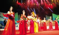 Các hoa hậu trong sự kiện tổ chức nhân kỉ niệm 20 năm cuọc thi Hoa hậu Việt Nam (2008). Ảnh: Hồng Vĩnh.