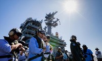 Các quan chức Mỹ và Philippines quan sát máy bay cất cánh từ tàu sân bay USS Carl Vinson. Ảnh: Đại sứ quán Mỹ tại Philippines.