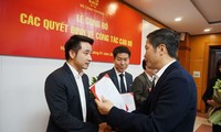 Ông Vũ Hùng Sơn (bìa trái) nhận quyết định của Bộ trưởng Công Thương bổ nhiệm làm Phó cục trưởng cục quản lý thị trường và quyết định biệt phái sang ban 389.