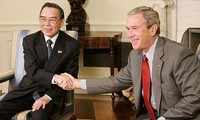 Nguyên Thủ tướng Phan Văn Khải (trái) bắt tay Tổng thống Mỹ George W. Bush (phải)