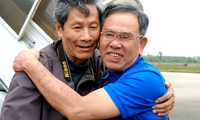 Giây phút hội ngộ ở sân bay Phú Bài của nhà báo Chu Chí Thành và “người mẫu ảnh” Bùi Trọng Nghĩa​. Ảnh: Triệu Đô.