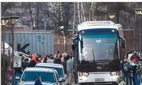 Các nhà ngoại giao Mỹ và gia đình họ lên xe buýt rời Mátxcơva về nước ngày 5/4. Ảnh: Getty images.