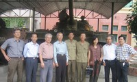 (Từ trái sang) Đại tá Nguyễn Khắc Nguyệt (thứ nhất), cựu Trưởng xe 390 Vũ Đăng Toàn (thứ ba), đại tá Bùi Quang Thận (thứ sáu) và cựu pháo thủ xe tăng 390 Ngô Sĩ Nguyên (thứ 9) trong một cuộc gặp năm 2009.