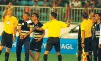 HLV Chu Đình Nghiêm của CLB Hà Nội lao vào sân phản đối quyết định của trọng tài Ngô Duy Lân.