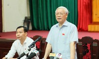 Tổng Bí thư Nguyễn Phú Trọng phát biểu trong buổi tiếp xúc cử tri tại UBND quận Thanh Xuân - Hà Nội. Ảnh: Như Ý.