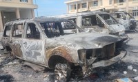 Nhiều ô tô bị các đối tượng quá khích đốt tại trụ sở cảnh sát PCCC, thị trấn Phan Rí Cửa, Bình Thuận.