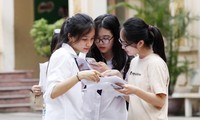 Thí sinh trao đổi sau khi thi tốt nghiệp THPT Quốc gia 2018 tại điểm thi Trường THCS Nguyễn Du, Hà Nội. Ảnh: Như Ý.