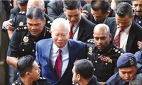 Cựu Thủ tướng Najib Razak rời tòa trước sự bao vây của báo chí. Ảnh: Straits Times.
