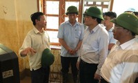 Bộ trưởng Bộ GD&ÐT Phùng Xuân Nhạ chia sẻ với thầy cô trường Phổ thông dân tộc bán trú THCS Nà Ớt, Mai Sơn, Sơn La. Ảnh: Nghiêm Huê.
