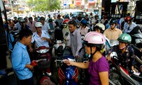 Người dân xếp hàng chờ đổ xăng ở trạm xăng Nam Đồng, Hà Nội. Ảnh: Hồng Vĩnh