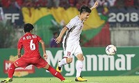Quang Hải chưa thể tỏa sáng như tại VCK U23 châu Á là do anh chơi quá thấp so với vị trí quen thuộc? Ảnh: VSI
