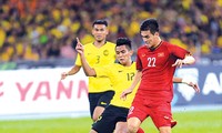Hậu vệ Malaysia cản phá pha dứt điểm của Tiến Linh trong trận chung kết lượt đi. Ảnh: VSI