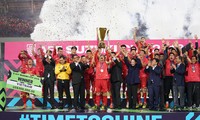Thủ tướng Nguyễn Xuân Phúc, Chủ tịch Quốc hội Nguyễn Thị Kim Ngân trao cúp vô địch Giải bóng đá Đông Nam Á năm 2018 (AFF Suzuki Cup 2018) cho đội tuyển Việt Nam. Ảnh: Như Ý