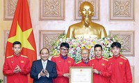Thủ tướng Nguyễn Xuân Phúc trao tặng Huân chương Lao động hạng Nhất cho Đội tuyển bóng đá nam quốc gia