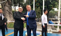 Bản sao của ông Kim – Trump và “cú bắt tay lịch sử” trước tượng đài Lý Thái Tổ. Ảnh: L.A