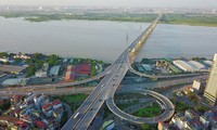 Hà Nội vừa quyết định dùng vốn đầu tư công để xây dựng cầu Vĩnh Tuy giai đoạn 2 do nhà đầu tư rút lui bởi chưa có quy định mới về các dự án BT. Ảnh: PV 