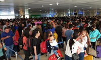 Hành khách làm thủ tục vào phòng chờ bay tại Tân Sơn Nhất. Ảnh: Hồng Vĩnh