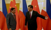 Tổng thống Philippines Rodrigo Duterte (trái) trong một lần hội kiến với chủ tịch Trung Quốc Tập Cận Bình. Ảnh: Rappler