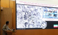 Đại diện liên minh quân sự tại Yemen do Ả rập Xê út dẫn đầu thuyết trình về hình ảnh một cuộc tấn công bằng máy bay không người lái trong cuộc họp báo ở Riyadh ngày 16/9. Ảnh: Getty Images