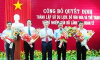 Ông Lê Hữu Minh (thứ hai từ phải qua) được phân công làm Phó giám đốc phụ trách, rồi quyền Giám đốc Sở Du lịch TT-Huế từ khi cơ quan này được thành lập năm 2016Ảnh: N.V