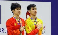 Kim Sơn (phải) nhận HCĐ cự ly 400m hỗn hợp cá nhân. Ảnh: VTCnews 