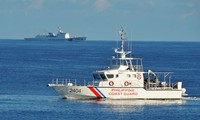 Tàu cảnh sát biển Philippines (phải) đang diễn tập tìm kiếm, cứu nạn với tàu cảnh sát biển Mỹ gần bãi cạn Scarborogh ở biển Đông, trong khi tàu hải cảnh Trung Quốc (trái) đang dòm ngó (ảnh chụp ngày 14/5/2019)Ảnh: Getty 