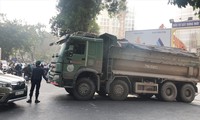 Thay vì “Giấy phép đặc biệt” hơn 100 xe tải tại công trình 43 Hai Bà Trưng đang sử dụng văn bản chấp thuận để qua các chốt Thanh tra, CSGT