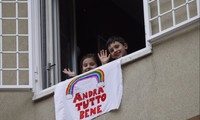 Hai em bé đứng trên cửa sổ căn hộ chung cư ở Rome với biểu ngữ “Mọi thứ sẽ ổn thôi” hôm 13/3 ảnh: AP 