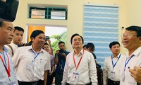 Bộ trưởng Phùng Xuân Nhạ kiểm tra công tác chuẩn bị thi tại 1 điểm thi ở Hà Nội