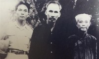 Chủ tịch Hồ Chí Minh, cụ Bùi Bằng Đoàn và đồng chí Võ Nguyên Giáp. Ảnh tư liệu