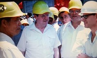 Phó Chủ tịch Hội đồng Bộ trưởng Đỗ Mười (bìa trái) và Tổng công trình sư Bogachenko (thứ 2 phải sang) trên công trình Thủy điện Hòa Bình