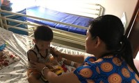 Trẻ uống nhầm axit trong chai nước ngọt đang được chăm sóc tại bệnh viện