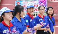 Sinh viên tình nguyện tiếp sức mùa thi tại trường ĐH Nguyễn Tất Thành. Ảnh: PV