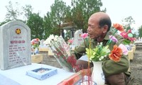 Ông Nguyễn Duy Tân bên bia mộ khắc tên mình ở Nghĩa trang LSQG Đường 9