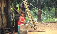 Trẻ em ở làng Tung Gút cũ