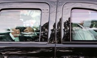 Ông Trump đã lên xe hộ tống ra bên ngoài nơi điều trị để chào mừng người ủng hộ