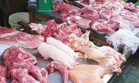 Giá lợn hơi giảm mạnh nhưng thịt ngoài chợ vẫn cao