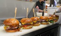 Cận cảnh cách làm chiếc bánh ba lần đạt giải Burger ngon nhất tại Mỹ