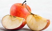 Tại sao những miếng táo lại chuyển sang màu nâu sau khi cắt?