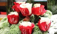 Hoa hồng in chữ &apos;Love&apos; cháy hàng dịp Valentine
