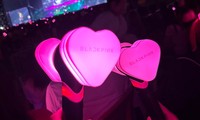 Fan BlackPink tại Hà Nội sôi sục lùng mua lightstick &apos;búa hồng&apos; 