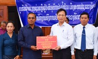 Ông Lại Xuân Lâm đại diện tỉnh Kon Tum trao quà hỗ trợ cho tỉnh Attapư-Lào